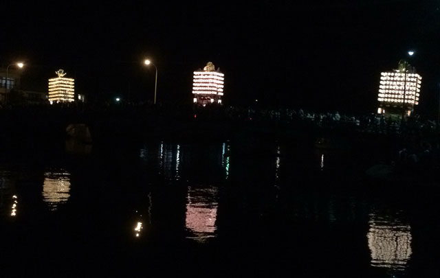新湊曳山祭りの見どころの一つ、提灯山が湊橋を渡るところ