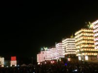 新湊曳山祭、人生の約束を再現した幻の一斉点灯！