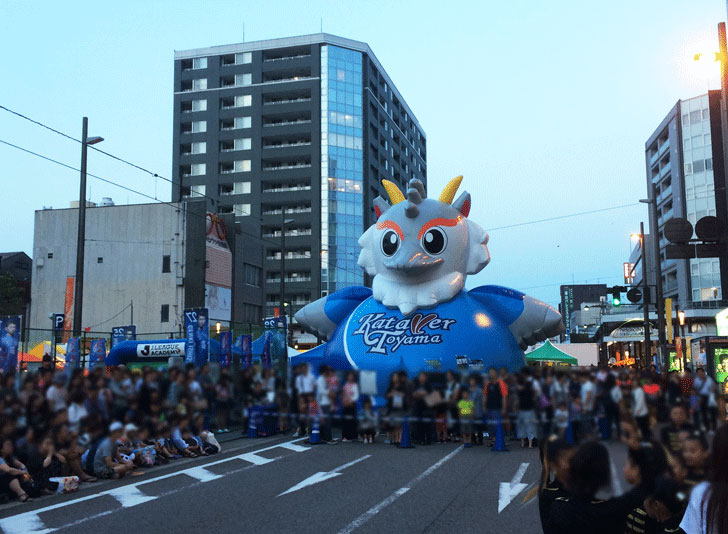 富山最大級のお祭り、山王祭(さんのさん)のカターレ富山の巨大な人形