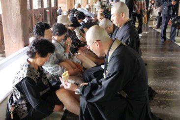 国宝の高岡山瑞龍寺でお灸「ひとつやいと」の様子