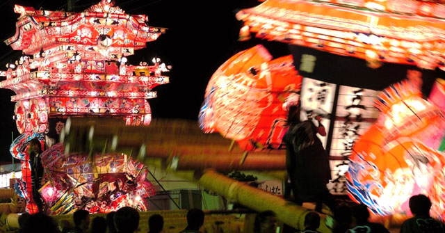 小矢部市「津沢夜高あんどん祭」大迫力のぶつかり合いと綺麗な行燈を満喫！