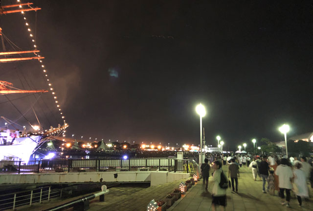 富山県射水市の富山新港、海王丸パークで開催される「富山新港花火大会」の帰宅する観客