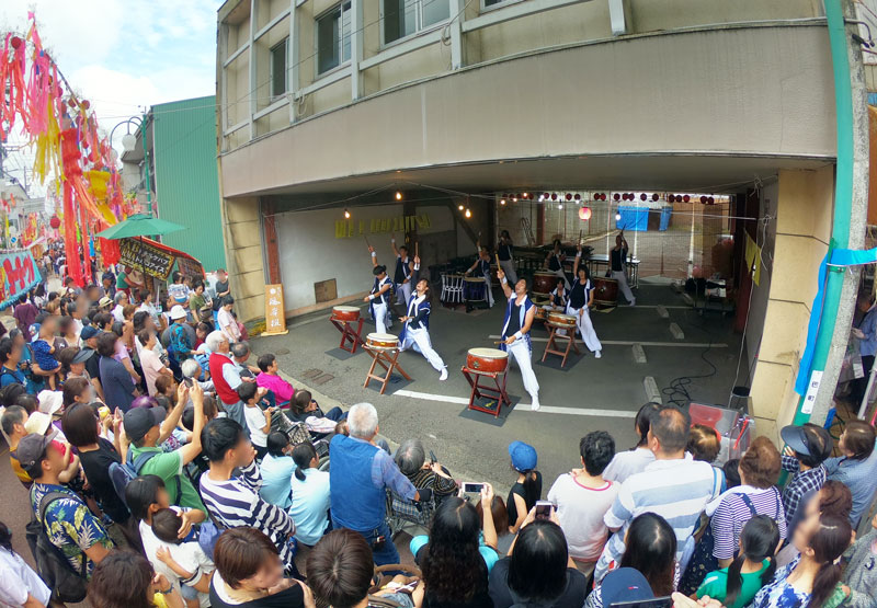 高岡市で開催される戸出七夕まつりのダルクの太鼓パフォーマンス