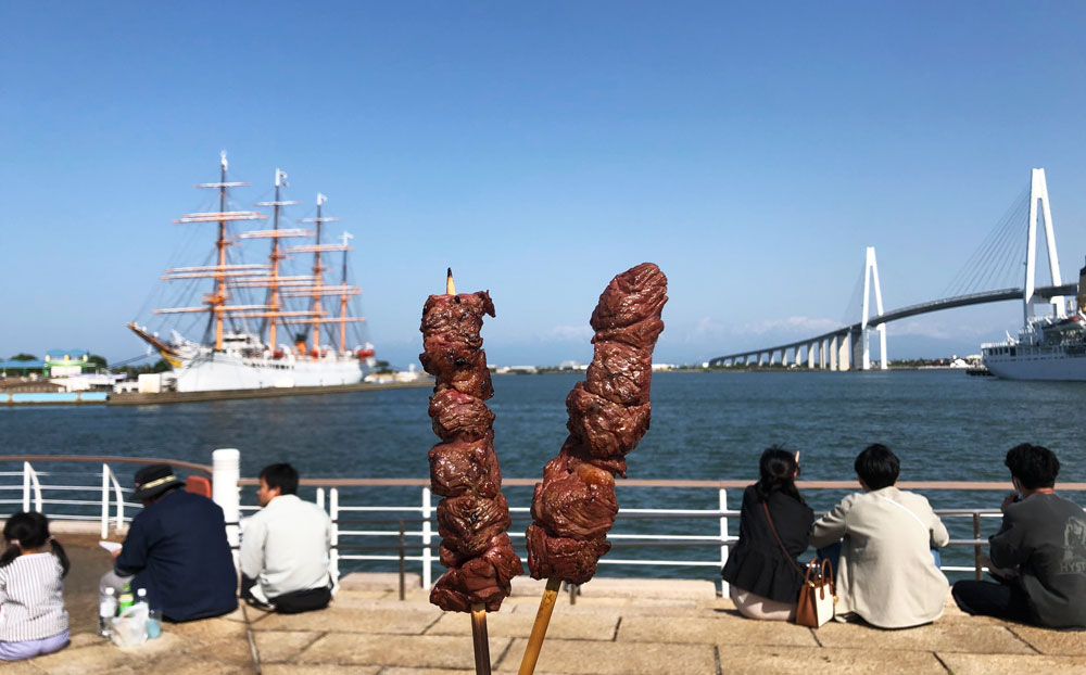 射水市海王丸パークで開催される肉料理メインの飲食フェス「ワンミートフェス」の牛串