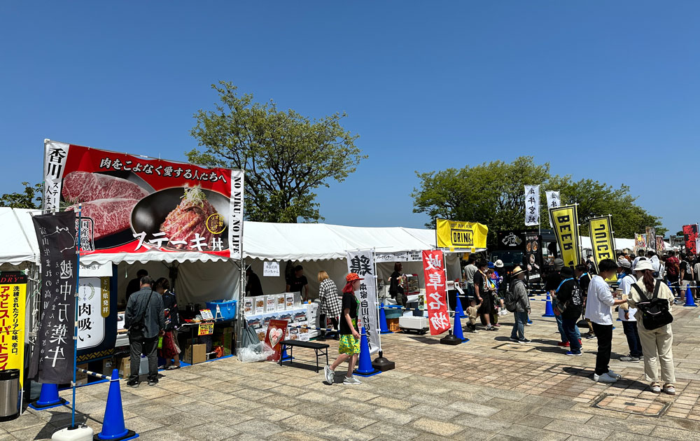 射水市海王丸パークで開催される肉料理メインの飲食フェス「ワンミートフェス」の会場の雰囲気