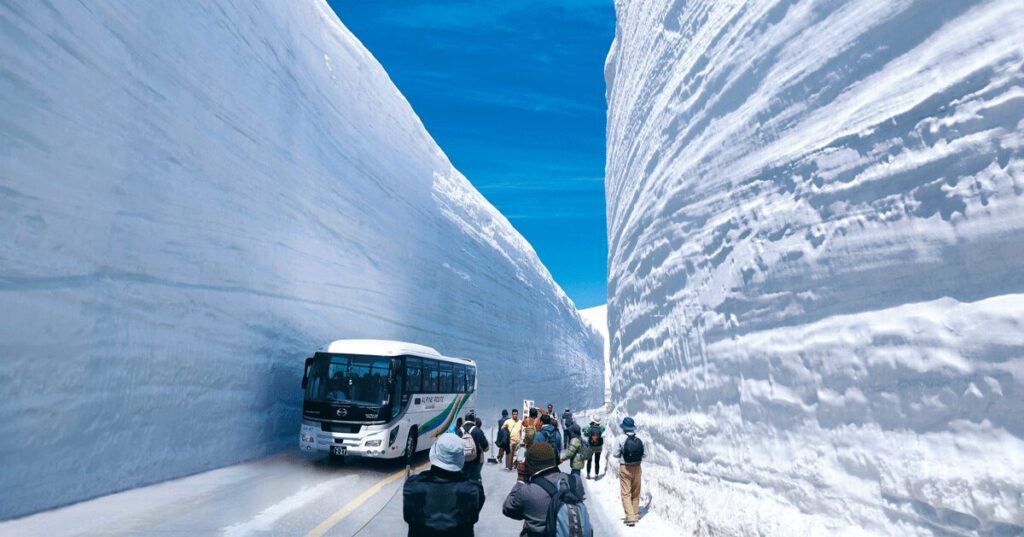 人気観光スポット20mの雪の壁「立山・雪の大谷」の絶景