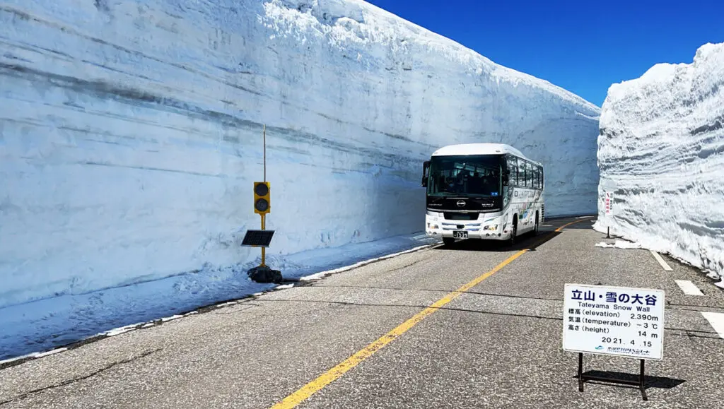 立山黒部アルペンルート「雪の大谷」の雪の壁の高さ