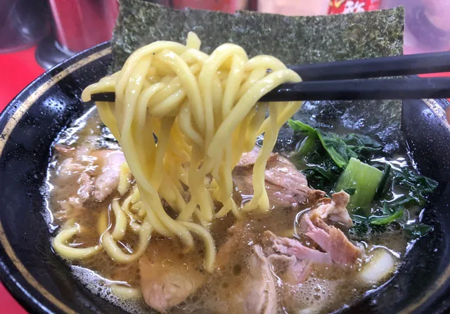 魚津市の有名家系ラーメン「はじめ家」の麺