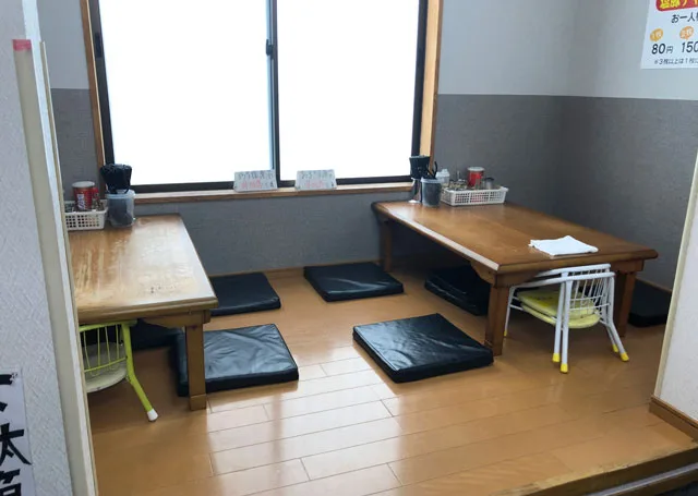 魚津市の有名家系ラーメン「はじめ家」の上がりテーブル席