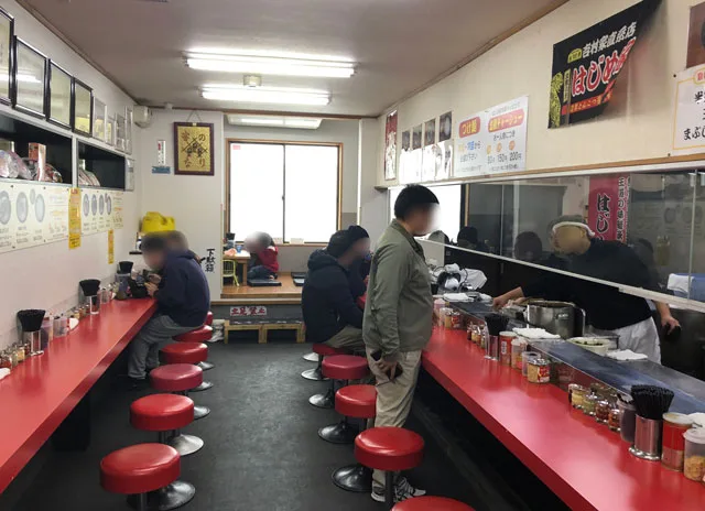 ラーメンはじめ家の席数が増えた店内