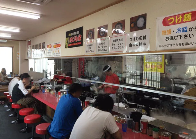「家系ラーメン はじめ屋」の店内