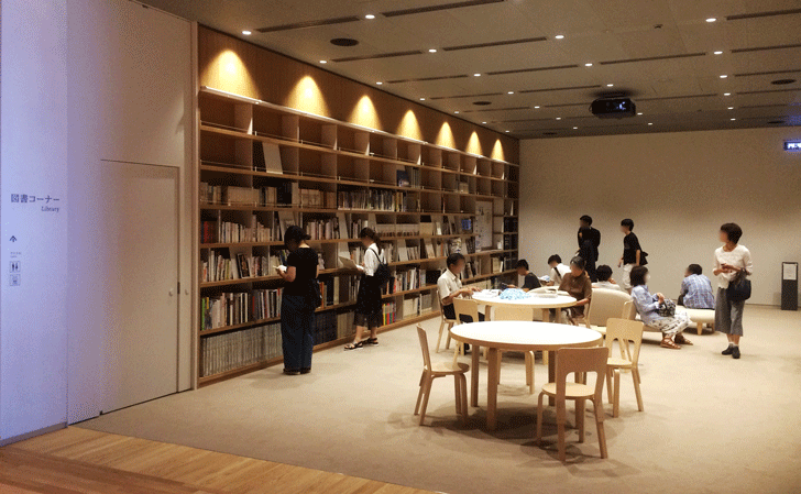 富山県美術館3Fの図書コーナー