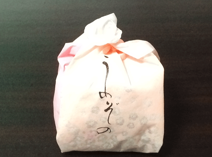 いちご大福で有名な富山の和菓子屋「引網香月堂古沢本店」の梅園のパッケージ