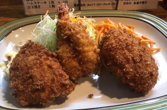 富山市石金にあるコスパ満点の洋食屋「グリル不二軒」のミックスフライ定食の揚げ物（魚、エビ、コロッケ）