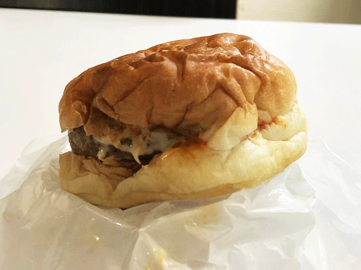 ドライブイン頼成山の北陸唯一のハンバーガー自販機のチーズバーガー