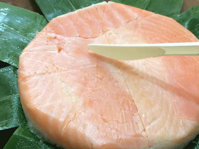 青山総本舗（あおやまそうほんぽ）の鱒寿司を簡易ナイフでカットするところ