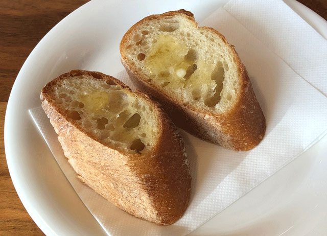 富山県氷見市のレストラン「イタリアンキッチンオリーブ」のパン
