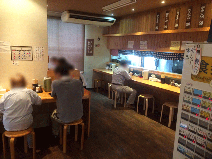 ミシュランにも載った人気店【麺屋一鶴】の店内