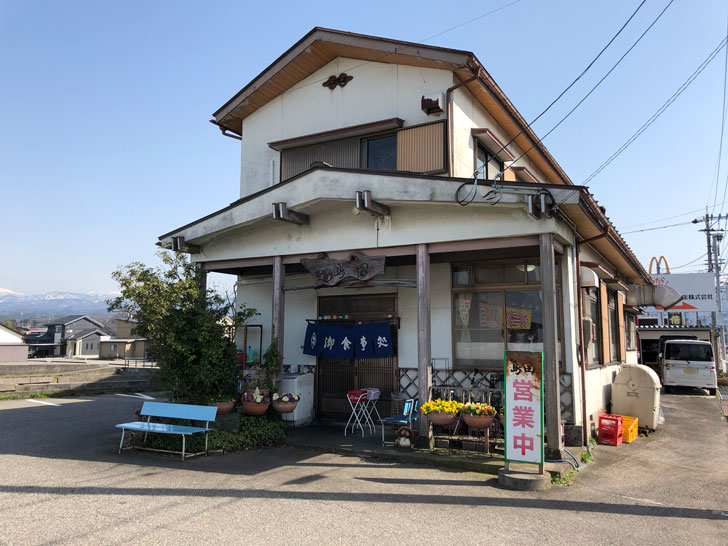 旧大沢野の人気店「島田食堂」の外観