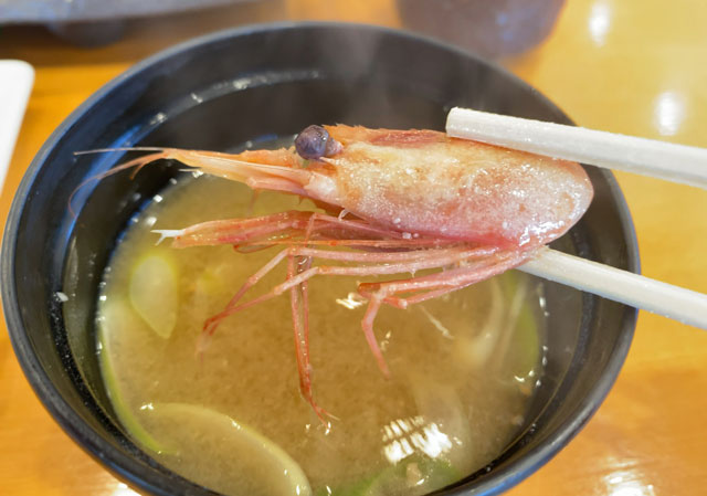 富山市二俣のオススメ回転寿司「すしだるま」の「だるまの厳選ランチ」の味噌汁