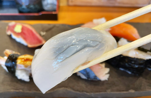 富山市二俣のオススメ回転寿司「すしだるま」の「だるまの厳選ランチ」のイカ