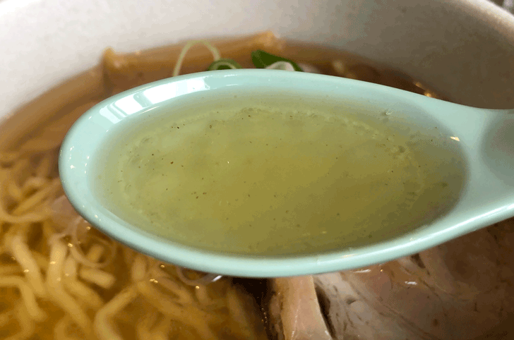 富山市北代のおしゃれラーメン屋【一力亭】の塩ラーメンのスープ