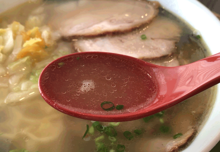 囲炉裏と日本庭園のあるラーメン屋【自家製麺 いろり屋】の肉麺のスープ