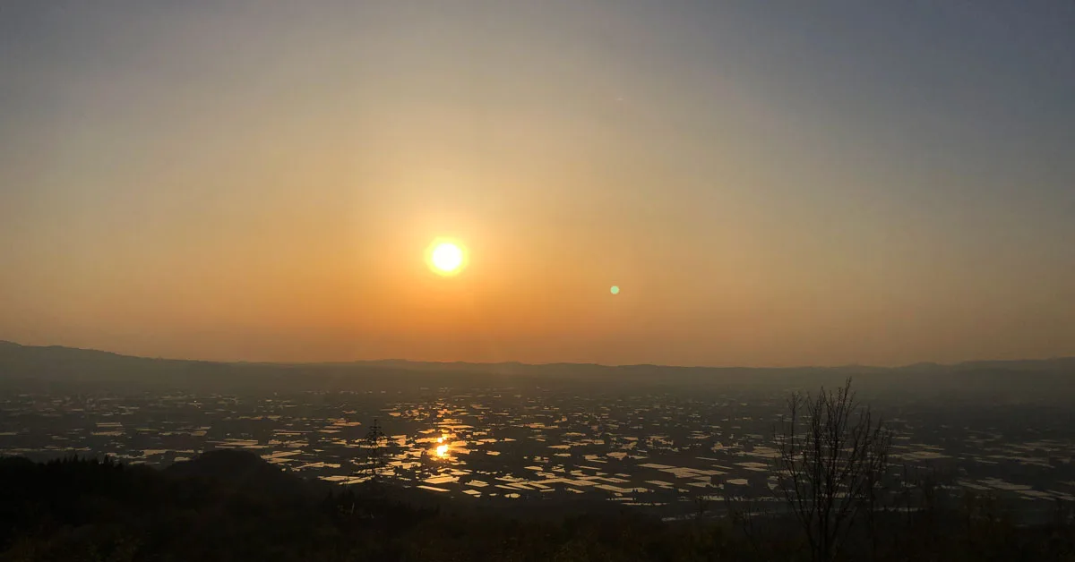 散居村展望台 展望広場 砺波平野の田んぼに映る夕日が絶景 撮影スポットと穴場 富山暮らし