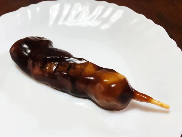 皿に盛った石谷もちやのあやめ団子