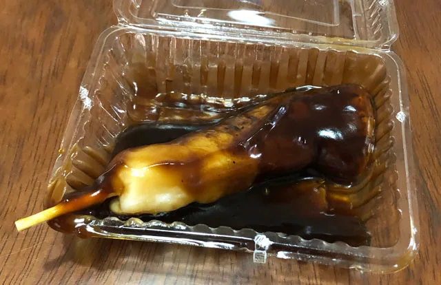 富山市中央通りにある石谷もちやのパックに入ったあやめ団子