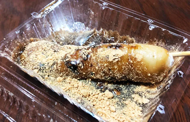 富山市中央通りにある石谷もちやの黒蜜きな粉団子