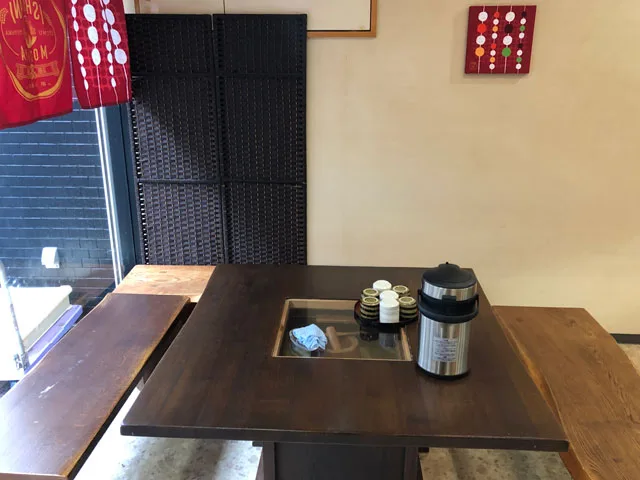 富山市中央通りにある石谷もちやの店内の飲食スペース