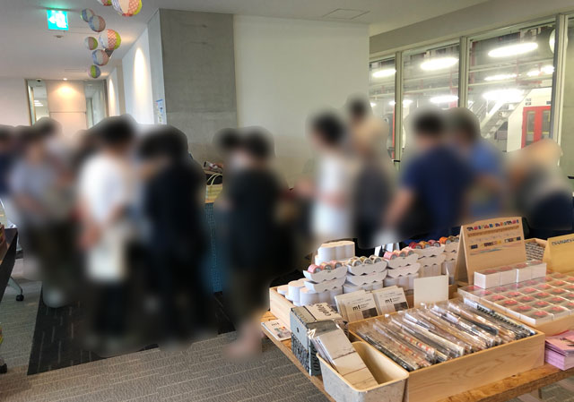 「mt school富山教室」のマスキングテープショップのレジの行列