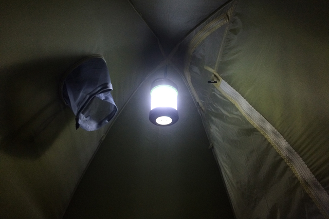オクトスのアルパインテント2人用、インナーテント内にライトを吊るしたところ