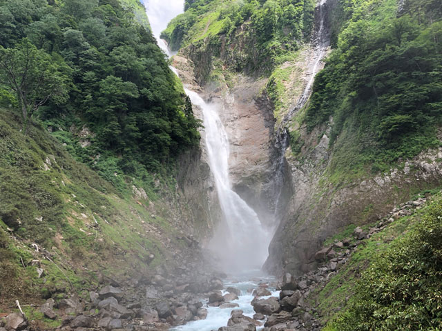 落差日本一の観光スポット「称名滝 しょうみょうだき」と滝壺