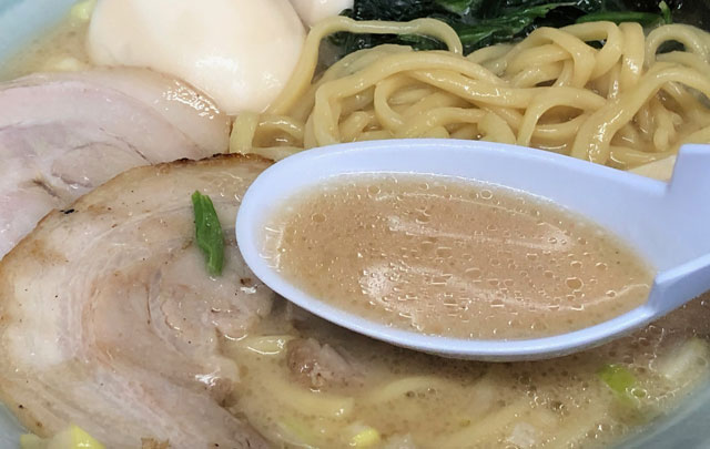 横浜家系ラーメン「魂心家（こんしんや）」のラーメンのスープ