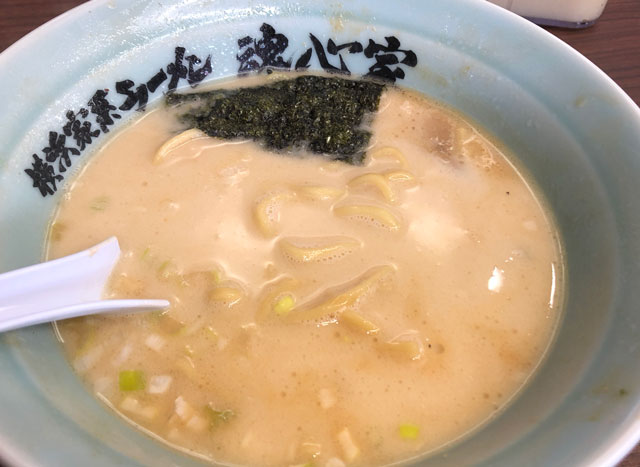 富山市秋吉の富山 魂心家（こんしんや）の豚骨味噌ラーメンの薄めたスープ
