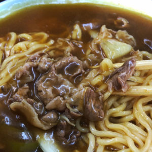 新湊の麺処スパローのカレー中華の肉