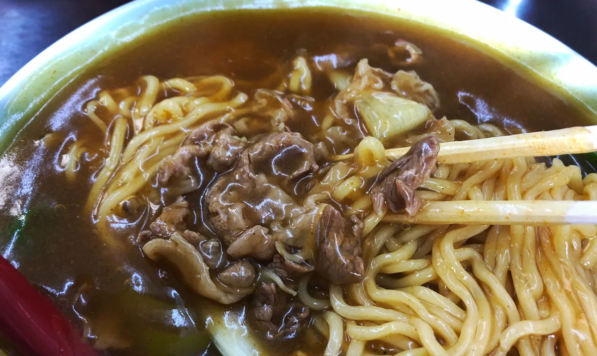 新湊の麺処スパローのカレー中華の肉