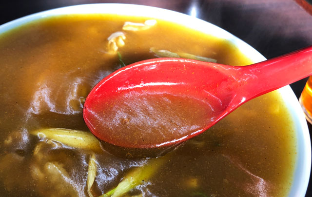 新湊の麺処スパローのカレー中華のスープ