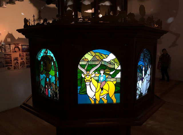 ジブリの大博覧会in富山に展示されているジブリの幻灯機、もののけ姫のステンドグラス