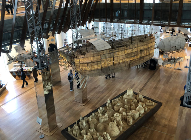 富山市ガラス美術館の2Fに展示された飛行船の模型上から