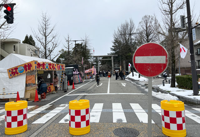 富山縣護國神社の入口の交通規制