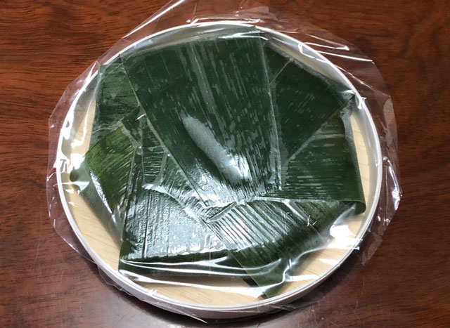 扇一（おぎいち）ます寿し本舗の笹に包まれた鱒寿司