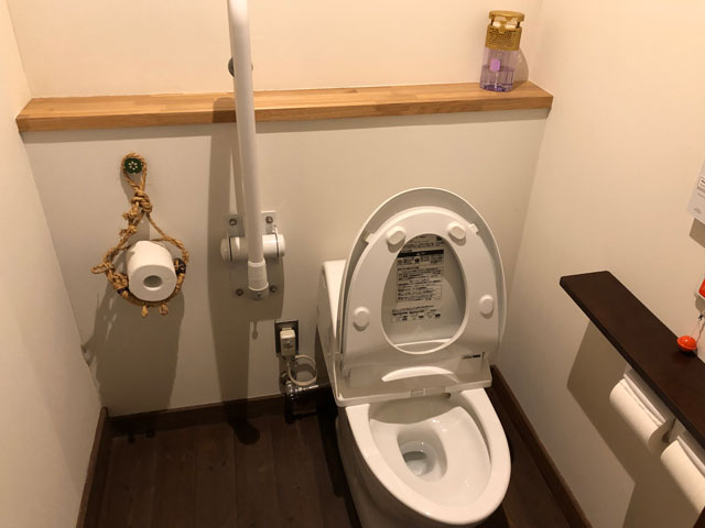おわら風の盆で有名な越中八尾の宿泊施設「越中八尾ベースOYATSU」のトイレ