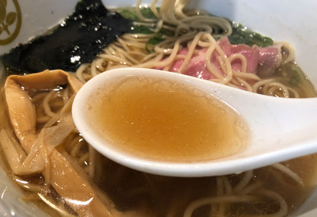 富山市丸の内の「中華そば つぼみ」の煮干しラーメンのスープ