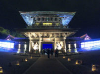 高岡市の国宝「瑞龍寺」のライトアップイベント時の山門のライトアップ（正面遠目）