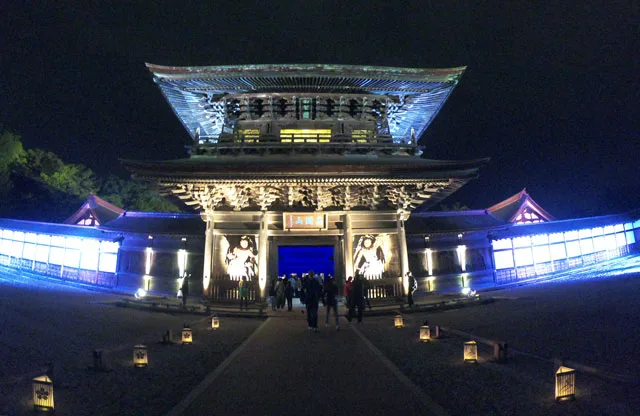 高岡市の国宝「瑞龍寺」のライトアップイベント時の山門のライトアップ（正面遠目）