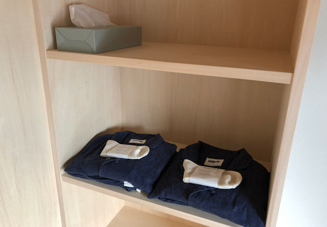 富山県射水市内川の貸切の宿泊施設「水辺の民家ホテル」のパジャマや靴下
