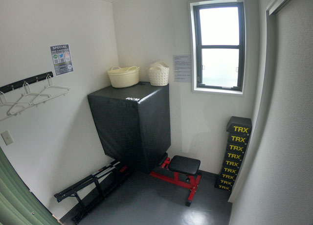 富山市二口町の接骨院プロデュースのセミパーソナルジム「ゆめたかトレーニングジム」の男子更衣室
